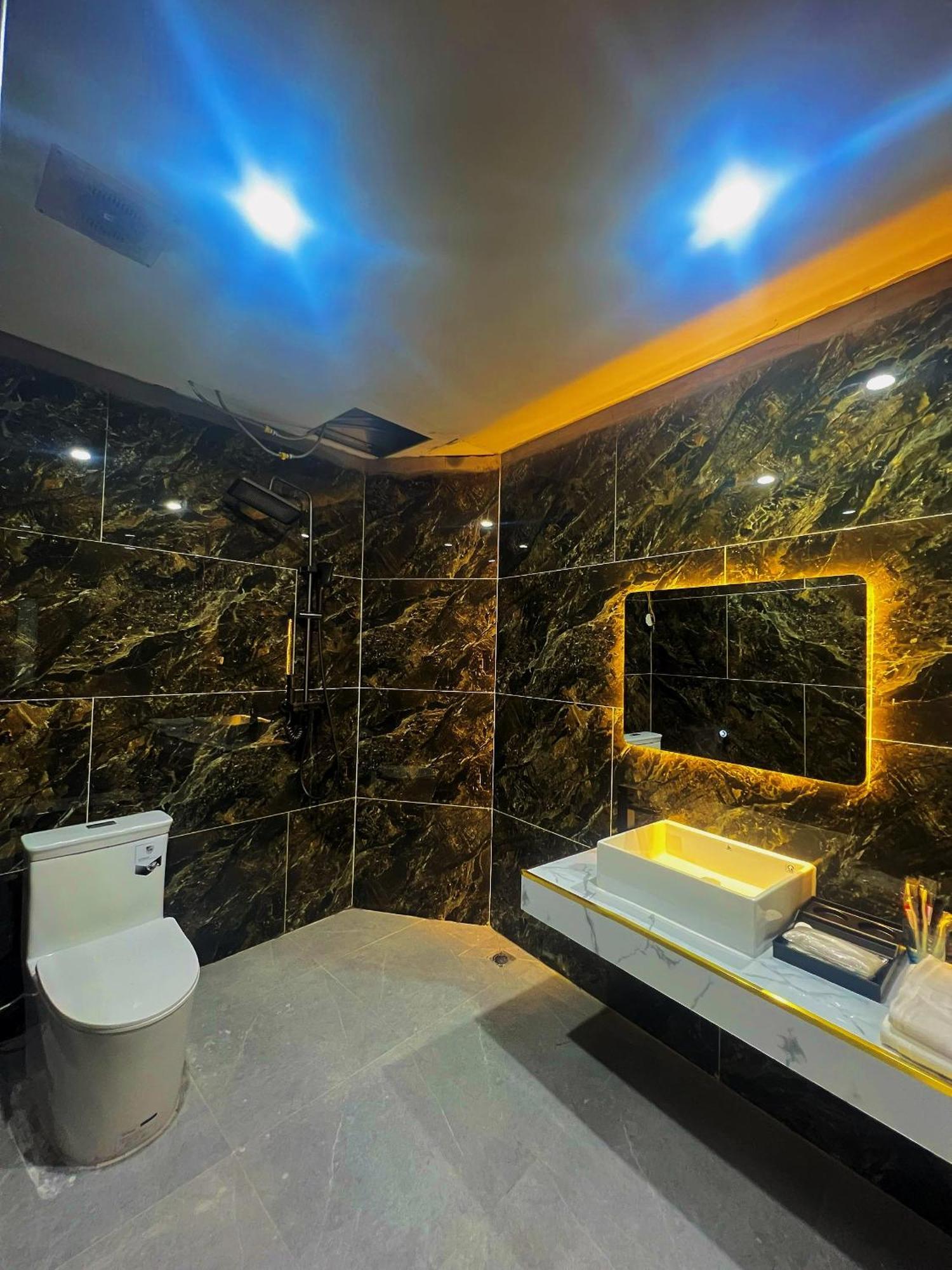 Venus Apartment Kham Thien Hanoï Extérieur photo